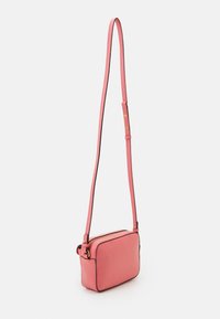 Borsa a tracolla rosa strutturata con chiusura a zip, forma rettangolare, tracolla regolabile e dettagli in metallo dorato.