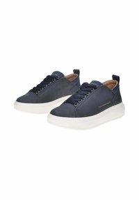 Un paio di sneakers basse blu navy con suole bianche, chiusura con lacci e marchio "Alexander Smith" sul lato.