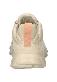Sneaker beige con un colletto testurizzato e imbottito, linguetta rosa e una suola in gomma robusta con un motivo a battistrada seghettato.
