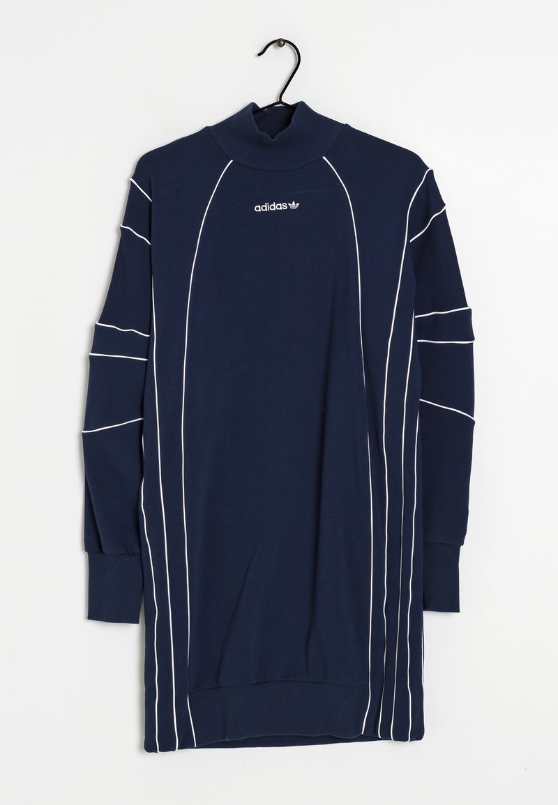 Robe à manches longues bleu marine avec un col montant fictif. Présente des rayures verticales blanches et un logo Adidas sur la poitrine. Matériau doux en mélange de coton.