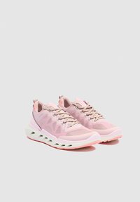 Par lyserøde atletiksneakers med mesh og syntetisk overdel, beige snørebånd og hvide såler med ventilationshuller.