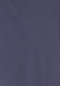 Marineblauwe stof, gladde textuur met een licht glanzende afwerking. Eenvormige kleurdistrubitie zonder zichtbare patronen of accenten.