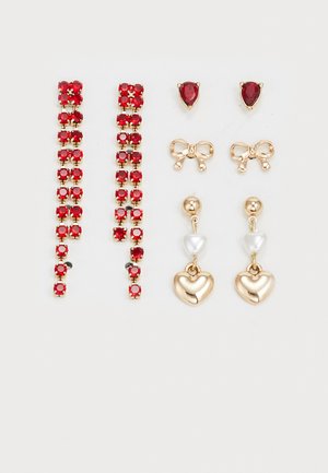 Trei perechi de cercei: cercei cu pietre roșii, cercei cu inimioare aurii și perle albe, și cercei cu fundițe aurii. Toate au finisaje metalice strălucitoare.