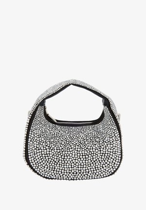 Musta käsilaukku, jota koristavat metalliset niitit, varustettu kaarevalla kahvalla, vetoketjulla ja teksturoidulla pinnalla, mikä korostaa sen jämäkkää siluettia.