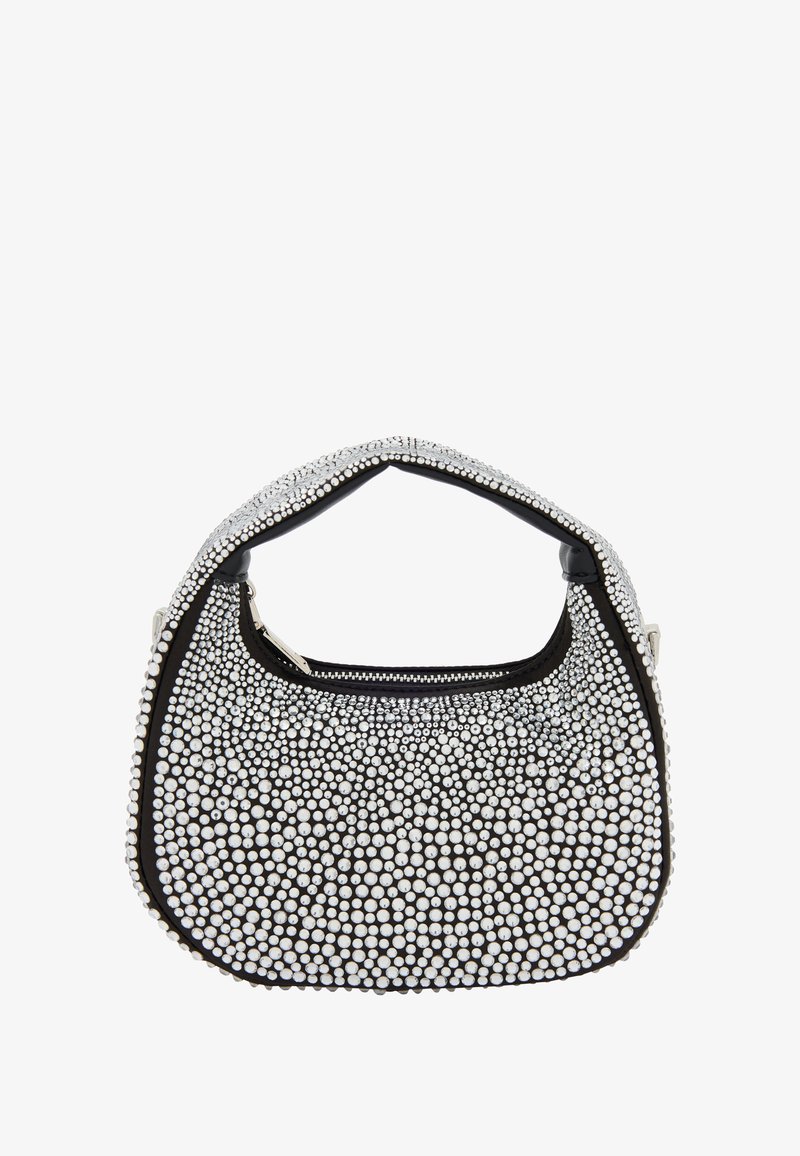 Musta käsilaukku, jota koristavat metalliset niitit, varustettu kaarevalla kahvalla, vetoketjulla ja teksturoidulla pinnalla, mikä korostaa sen jämäkkää siluettia.