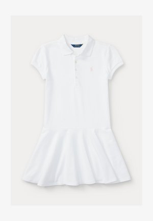 Bijela polo haljina od pamuka, s klasičnim ovratnikom, kratkim rukavima, gumbima sprijeda i raširenom suknjom; izvezeno logotipom na prsima.