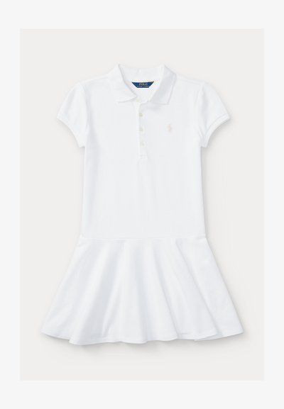 Vit poloklänning i bomull, med klassisk krage, korta ärmar, knappslå och en utsvängd kjol; broderad logotyp på bröstet.