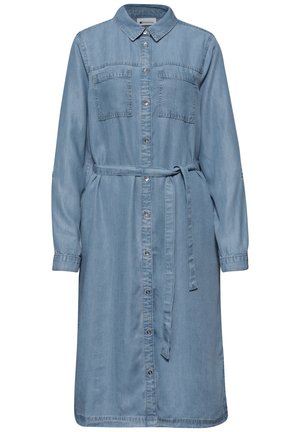 Lyseblå denim skjortekjole med lange ærmer, forreste knapper, brystlommer, krave og et bindebælte i taljen.