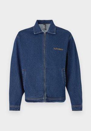 Σκούρο μπλε denim τζάκετ με φερμουάρ μπροστά, δύο πλευρικές τσέπες, γιακά και κεντημένο "No Problemo" στο αριστερό στήθος.