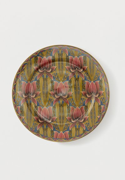 Assiette en céramique ronde avec un motif répétitif de grandes fleurs de lotus roses et de tiges jaunes verticales sur un fond bleu pâle.