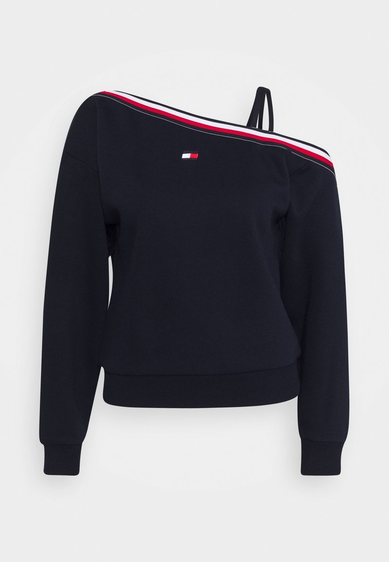 Sweat-shirt bleu marine à col bateau rayé rouge, blanc et noir avec un petit logo rectangulaire sur la poitrine, comprenant une fine bretelle.