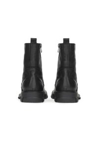 Černé kožené boty s vysokým svrškem, zaoblenou špičkou a zadními zipy. Vyznačují se texturovaným povrchem a kontrastní černou gumovou podrážkou.