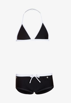 Ensemble de bikini noir avec un haut triangulaire arborant des bordures blanches et une bride ajustable au cou. Le bas est noir avec une taille blanche et un cordon de serrage.