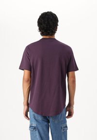 Karl Lagerfeld Jeans CURVED HEM - Pamata T-krekls - plum perfect