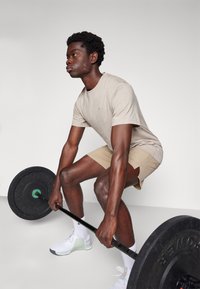 Nike Performance PRIMARY - Camiseta deportiva - khaki