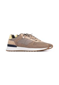 Zapatillas de ante marrón y malla con acentos de color beige claro, suela blanca y paneles texturizados. Incluye cordones grises y una pestaña en el talón amarilla.