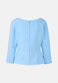 Himmelblaues Peplum-Jackett mit dreiviertel Ärmeln, glatter Textur, goldenen Reißverschlussdetails auf der Rückseite und figurbetontem Schnitt.