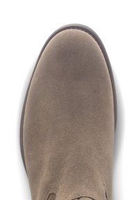 Bruine suède enkelboot met een ronde neus, subtiele stiksels langs de rand en een donkere rubberen zool. Glad oppervlak en minimalistisch ontwerp.