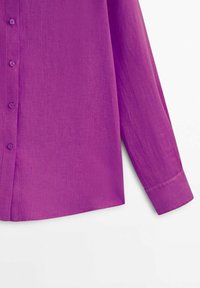 Chemise à manches longues violette en tissu léger, dotée d'un bouton avant, d'un col et de poignets à bouton unique. Texture lisse avec un design décontracté.