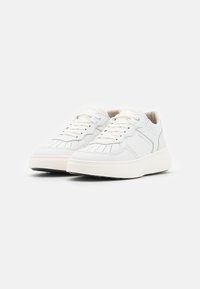 Weiße Leder-Sneaker mit perforierten Details, glatter Textur, runder Zehenpartie, flacher weißer Gummisohle und Akzentnähten.