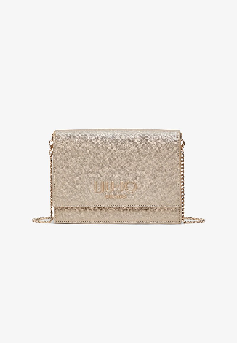 Sac beige Liu Jo Milano avec une surface texturée, une bandoulière chaîne et un logo embossé, présentant une forme rectangulaire et une fermeture à rabat.