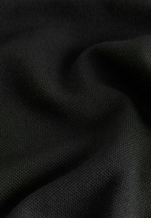 Crni teksturirani materijal s laganim sjajem, koji sadrži tkanu uzorku i glatku površinu, stvarajući suptilne nabore i naborane oblike.