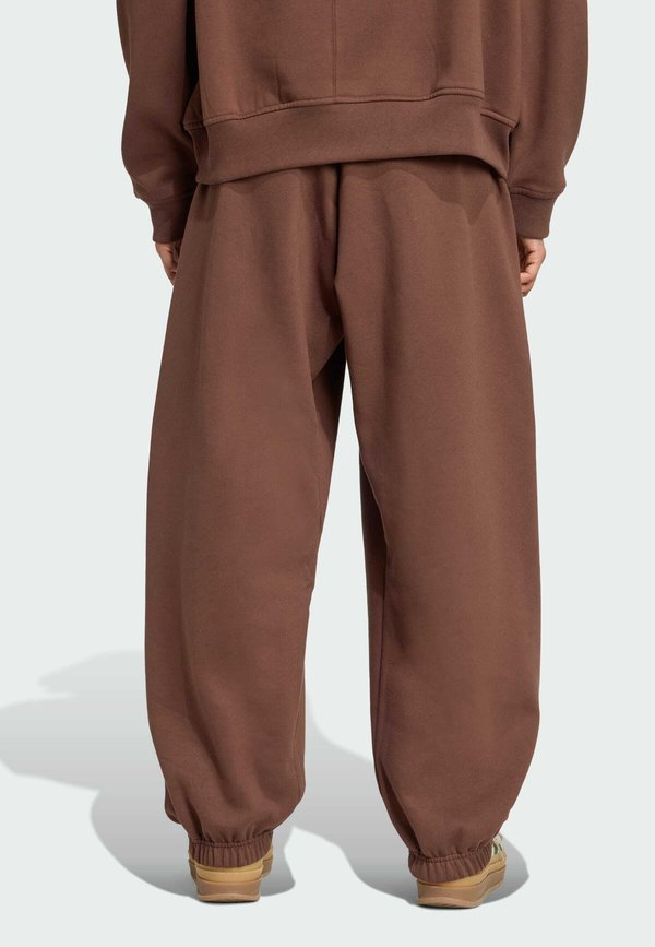 ESSENTIALS LINEAR JOGGER - Tracksuit bottoms - auburn3