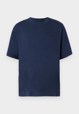 T-shirt azul-marinho de manga curta com decote redondo e ajuste descontraído sobre um fundo branco simples.
