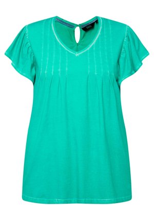 Turkusowa bluzka damska wykonana z miękkiego materiału, z dekoltem w kształcie litery V, wycięciem na plecach oraz krótkimi, falbankowymi rękawami z pionowymi przeszyciami.