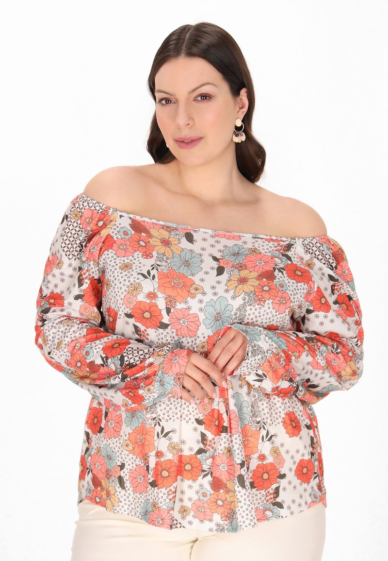 Blomstret off-shoulder bluse i let stof med levende orange, blå og blomstermønstre; har pufferede ærmer og snoreliv.