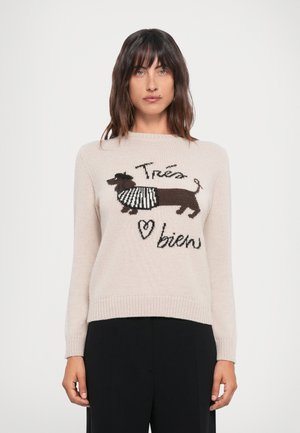 Beige knitted sweater featuring a brown dachshund graphic with a striped scarf, and text reading “Trés bien” in black. Ribbed cuffs and hem.