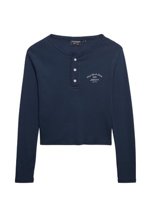 Marineblå langærmet, kort Henley-trøje med tre knapper og hvid tekst "New York State 1986 Athletics" på brystet.