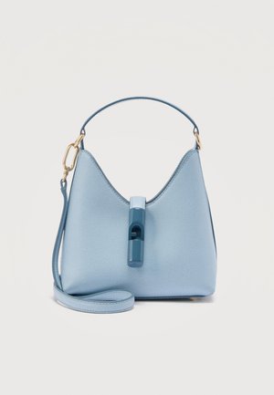 Sac à main en cuir texturé bleu clair avec poignée courte, longue bandoulière amovible et fermeture verticale brillante à l'avant.