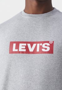Levi's® RELAXED GRAPHIC CREW - Sudadera - mottled grey