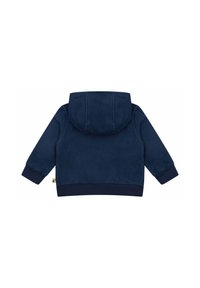 Marineblauwe fleece hoodie met een ronde kap, ribgebreide manchetten en zoom, voorzien van een subtiele textuur en een klein accentlabel aan de onderkant links.