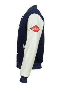 Giacca varsity blu navy con maniche in pelle crema e polsini elasticizzati. Presenta un patch ricamato rosso di Lee Cooper sulla manica sinistra.