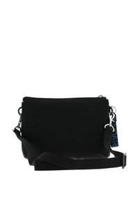 Borsa a tracolla in tessuto nero con parti in metallo argentato, chiusura a zip e tracolla regolabile. Presenta un'etichetta con il logo sul lato. Tessuto liscio e resistente.