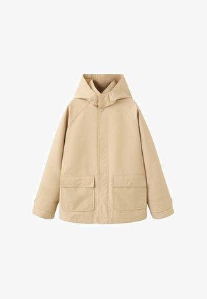 Beige gewatteerde jas met capuchon, voorzien van een voorste drukknoopsluiting, twee grote klepzakken met knopen aan de voorkant en lange mouwen met verstelbare manchetten.