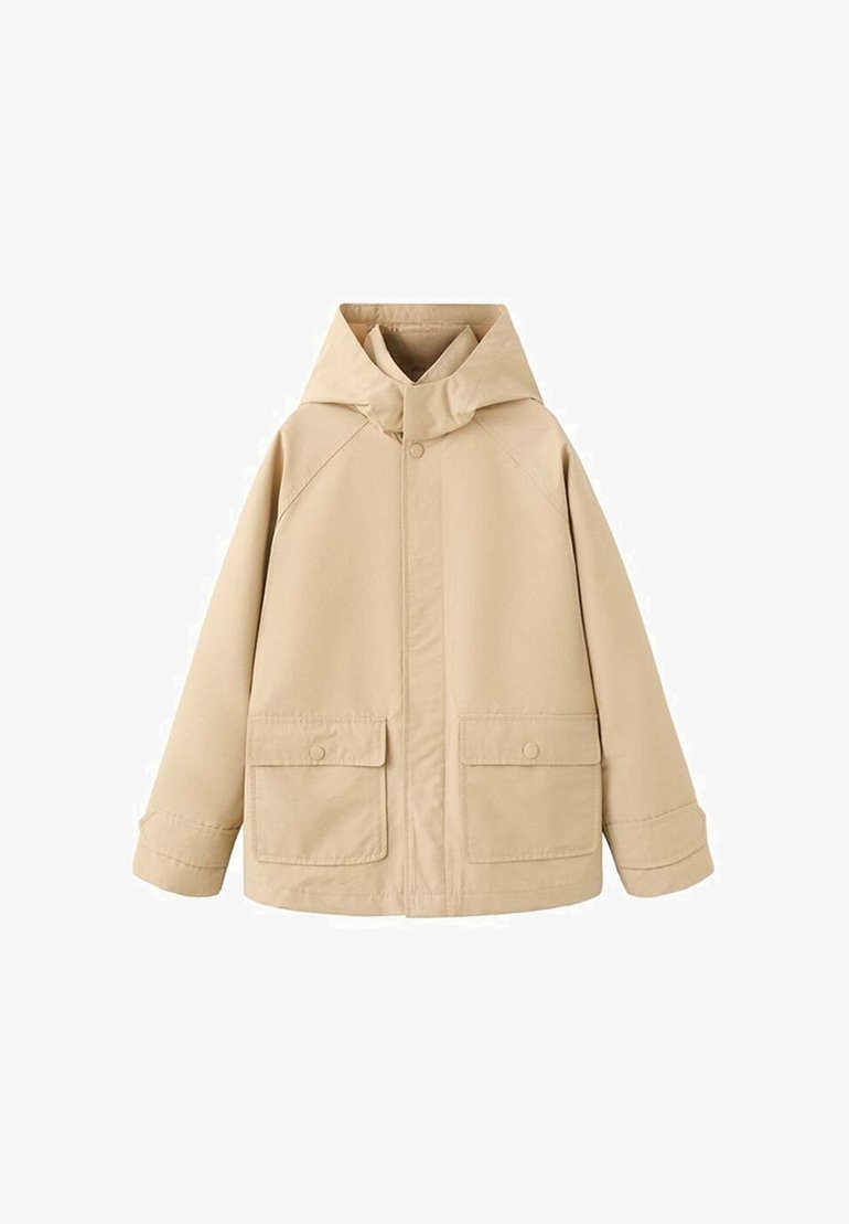 Beige Kapuzenjacke mit vorderer Druckknopfverschluss, zwei großen vorderen Pattentaschen mit Knöpfen und langen Ärmeln mit verstellbaren Manschetten.