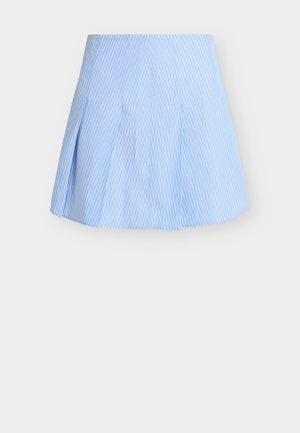 Jupe plissée bleu clair avec des rayures blanches verticales et diagonales, forme évasée et longueur au genou.