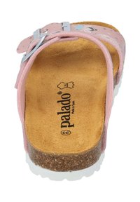 Rosa slip-on sandal med korkfotbädd, justerbar silverfärgade spänne och en texturerad innersula som har färgglada mönster och en vit gummisula.