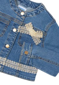 Giacca di denim di colore azzurro chiaro con bottoni dorati, bordi in pizzo attorno alle tasche e ai polsini, e un fiocco decorativo in pizzo sul davanti.