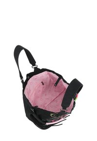 Zwarte stoffen draagtas met een zachte textuur, voorzien van een lichtroze interieurpatroon van kleine Hello Kitty-koppen en kleurrijke accenten op de hengsels.
