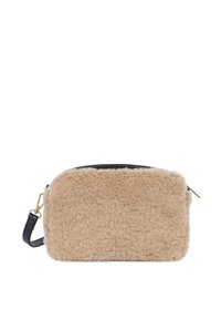 Borsetta beige in pelliccia con zip in pelle nera e tracolla, caratterizzata da una superficie morbida e testurizzata e da una forma rettangolare. Dettagli in metallo dorato.