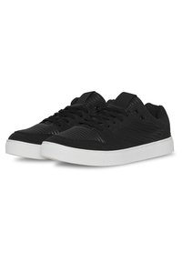 Schwarze Sneaker mit strukturiertem Obermaterial, ausgezeichneter glatter Zehenkappe, weißer Gummisohle und schwarzen Schnürsenkeln. Mit dezenten gerippten Details.