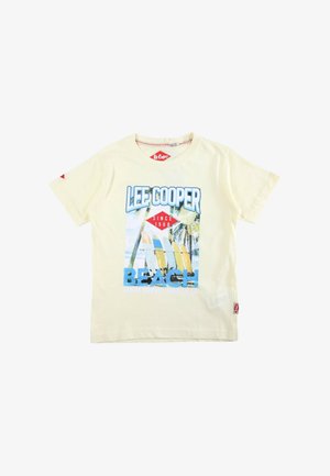 T-shirt à manches courtes de couleur crème avec le texte "LEE COOPER BEACH" et un graphique de planches de surf et de palmiers sur le devant.
