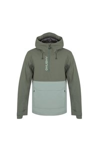 Zelená voděodolná bunda s polo-zip designem, nastavitelnou kapucí a velkou přední kapsou. Obsahuje kontrastní světle zelenou část.
