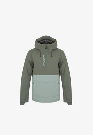 Grüne wasserdichte Jacke mit einem halben Reißverschluss, verstellbare Kapuze und einer großen Fronttasche. Mit einem kontrastierenden hellgrünen Einsatz.