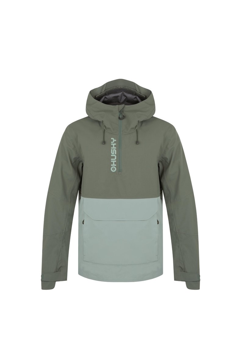 Zelená voděodolná bunda s polo-zip designem, nastavitelnou kapucí a velkou přední kapsou. Obsahuje kontrastní světle zelenou část.