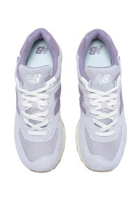 Jasnoszare sneakersy z purpurowymi akcentami, wykonane z siateczki i zamszu, z białymi sznurówkami, okrągłym noskiem i gumową podeszwą. Posiadają odblaskowe logo na boku.